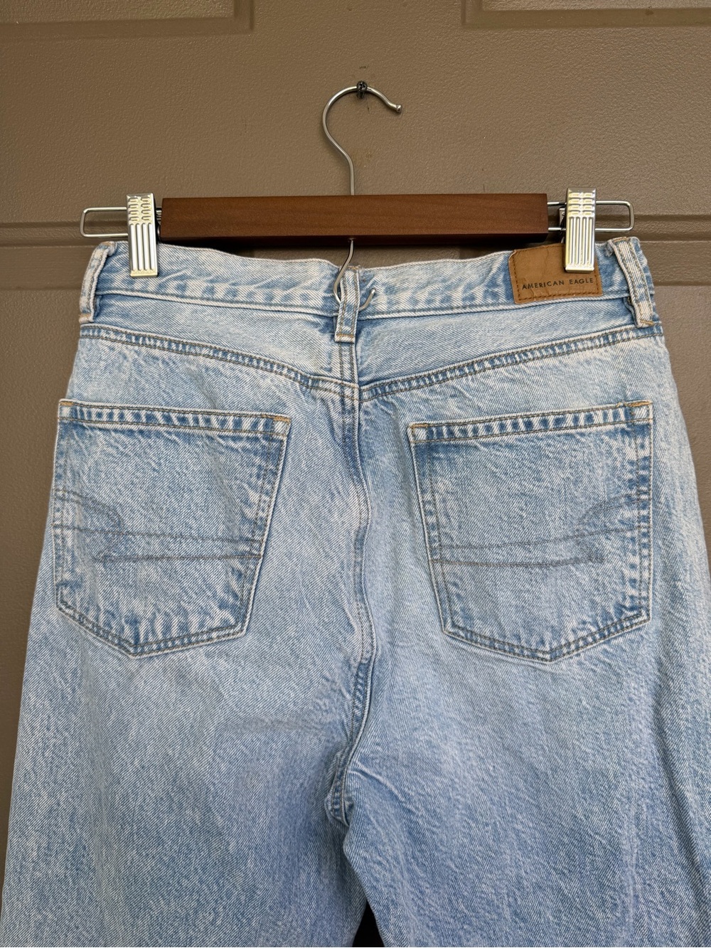 American Eagle Relaxed Mom Jeans Women's Size 2
Light Wash Distressed - Picture 2 of 4